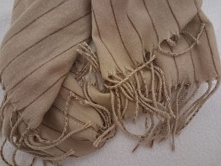2 bufandas beige y multicolor