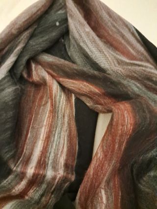 2 bufandas beige y multicolor