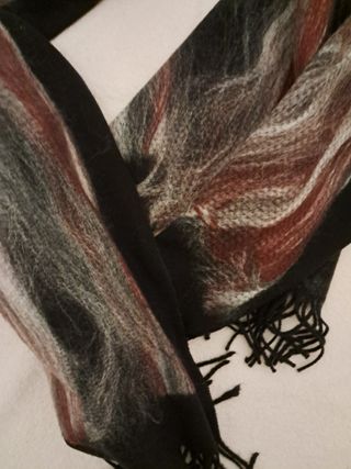 2 bufandas beige y multicolor