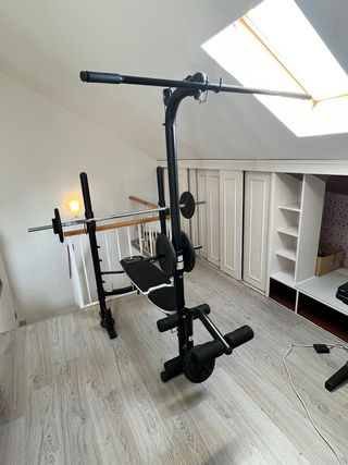 Banco de musculación y pesas
