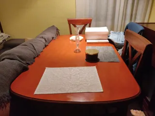 Mesa de comedor clásica con 4 sillas