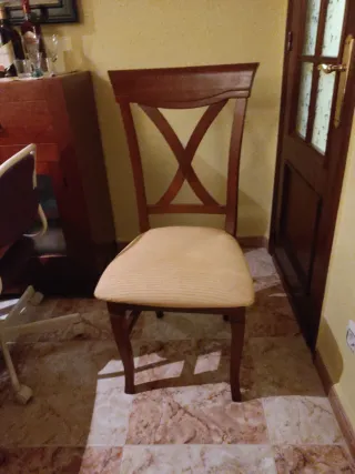Mesa de comedor clásica con 4 sillas