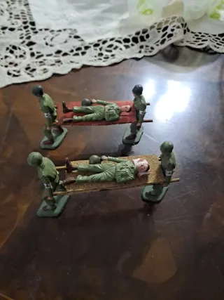 2 barelle con soldatini Starlux