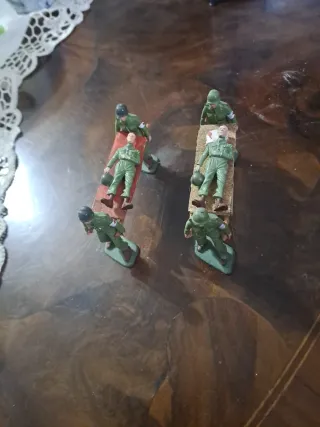 2 barelle con soldatini Starlux