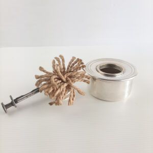 Antico fornellino a petrolio in metallo argentato