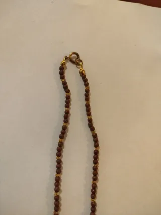 Collana in vetro marrone e oro