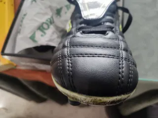 Botas de fútbol Joma negras y verdes