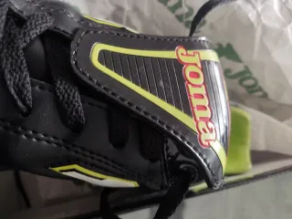 Botas de fútbol Joma negras y verdes