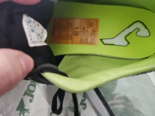 Botas de fútbol Joma negras y verdes