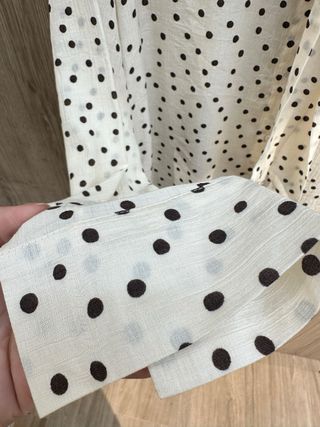 Elegante camisa de lunares