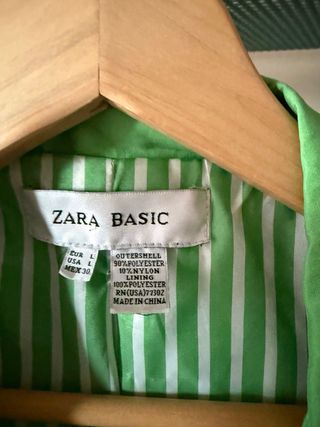 Gabardina corta Zara verde