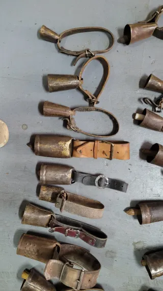 Cencerros antiguos de cuero