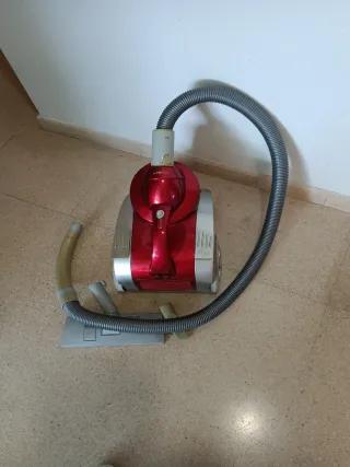 Aspiradora roja y plateado accesorios
