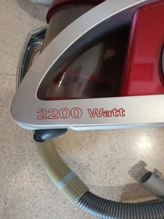 Aspiradora roja y plateado accesorios