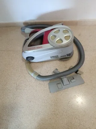 Aspiradora roja y plateado accesorios