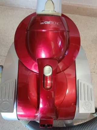 Aspiradora roja y plateado accesorios