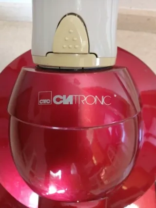 Aspiradora roja y plateado accesorios