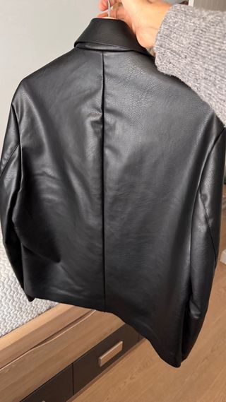 Sobrecamisa efecto piel Zara