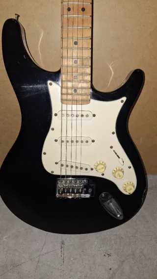 Guitarra Eléctrica Behringer Negra