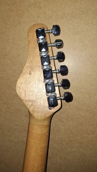 Guitarra Eléctrica Behringer Negra