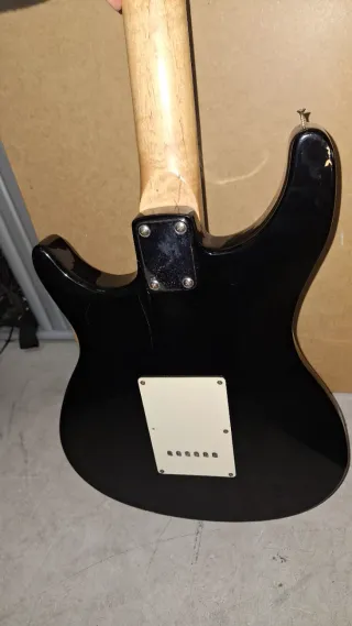 Guitarra Eléctrica Behringer Negra