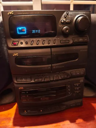 Minicadena JVC con altavoces