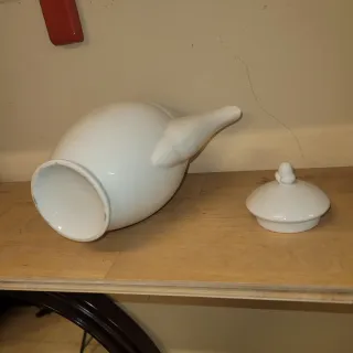 Jarra de cerámica blanca