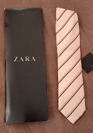 Corbata. Nueva. En su estuche.