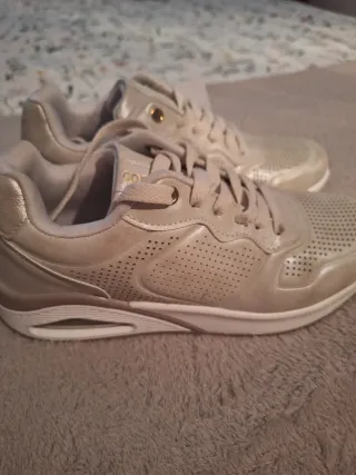 Zapatillas Comfee Beige Metalizadas.