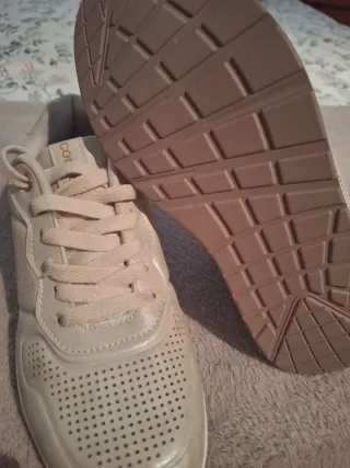 Zapatillas Comfee Beige Metalizadas.