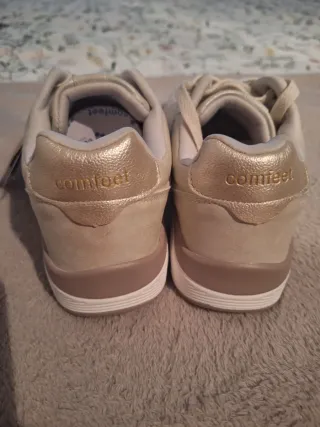 Zapatillas Comfee Beige Metalizadas.