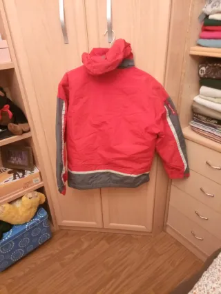 Chaqueta de nieve roja y gris. Niño/niña