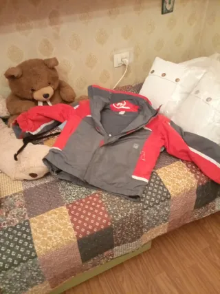 Chaqueta de nieve roja y gris. Niño/niña