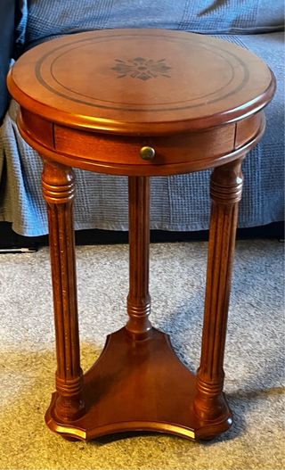 Mesa auxiliar redonda de madera