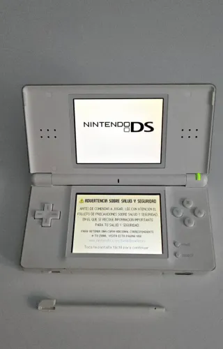 Nintendo DS Lite y cargador.