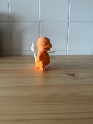 Figura Charmander 3D Mitad Naranja/Blanco