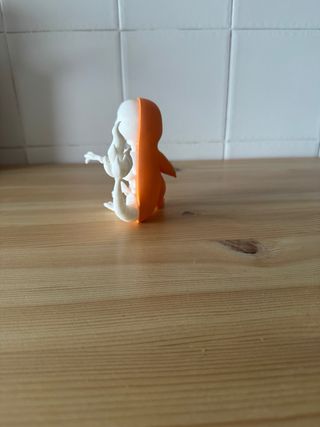Figura Charmander 3D Mitad Naranja/Blanco