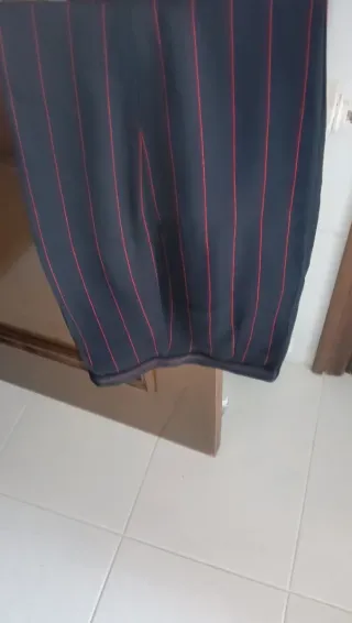 Pantalón de vestir, azul marino, raya en rojo