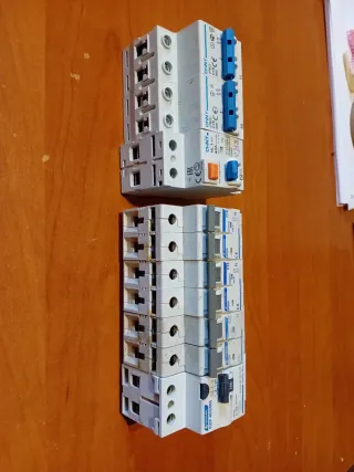 Lote 2 diferenciales y 5 magnetotérmicos