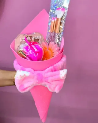 Conos de maquillaje con accesorios