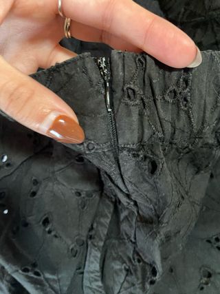 Pantalón negro ancho con bordado