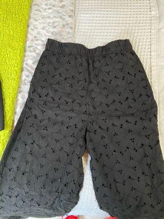 Pantalón negro ancho con bordado