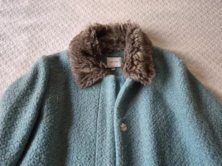 Abrigo Easy Wear menta con cuello de pelo