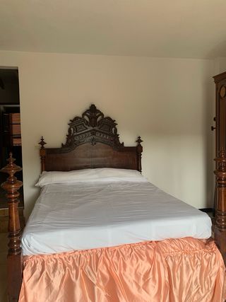Cama antigua de madera tallada