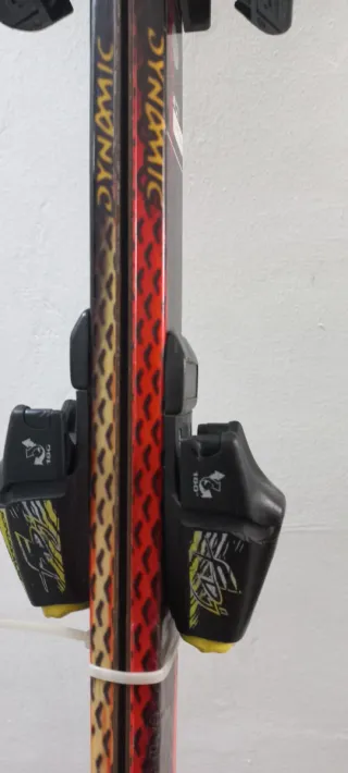 Esquís Dynamic con fijaciones