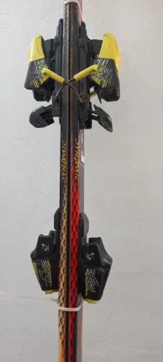 Esquís Dynamic con fijaciones