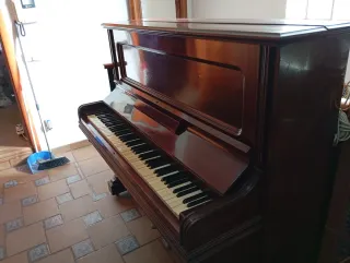 Piano antiguo madera oscura en muy buen estado