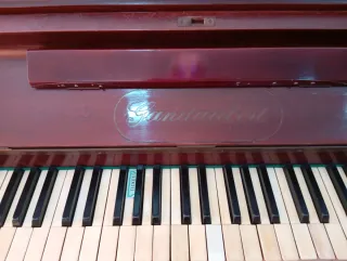 Piano antiguo madera oscura en muy buen estado