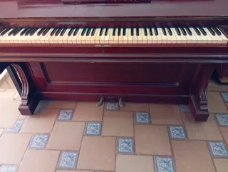 Piano antiguo madera oscura en muy buen estado