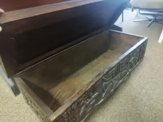 Arcón de madera tallado motivos Mayas